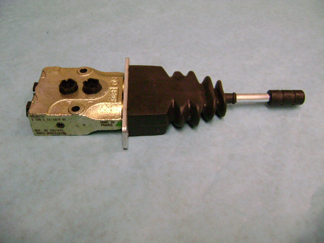 Valve - Hyd, Pilot Control Slewing | Weight: 6 lbs